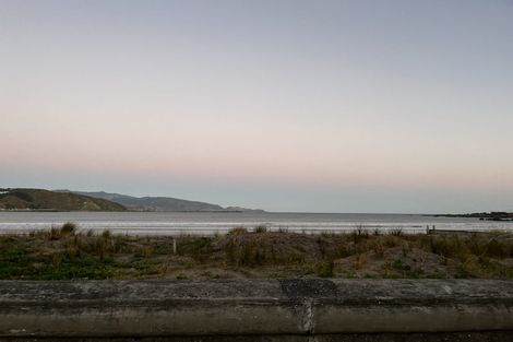 Photo of property in 4/30 Lyall Parade, Lyall Bay, Wellington, 6022