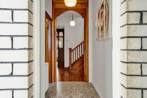 Photo of property in 10 Mangorei Road, Strandon, New Plymouth, 4312