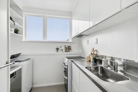 Photo of property in 2/8 Mataroa Avenue, Northland, Wellington, 6012