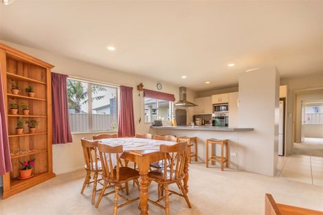 Photo of property in 2 Arthur Close, Clive, 4102