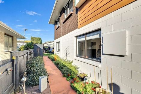 Photo of property in 2/502 Devon Street East, Strandon, New Plymouth, 4312