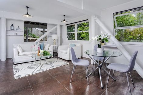 Photo of property in 16 West Glade Crescent, Birkenhead, Auckland, 0626