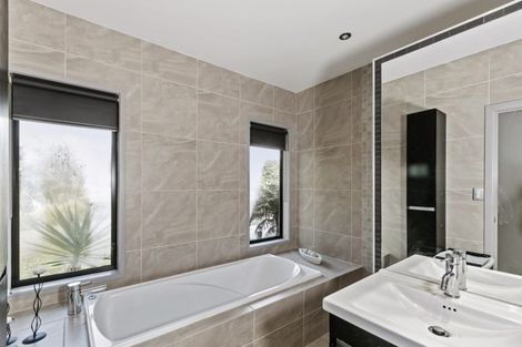 Photo of property in 35 Holdens Road, Henderson, Auckland, 0612