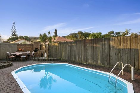 Photo of property in 25 Cyclarama Crescent, Massey, Auckland, 0614