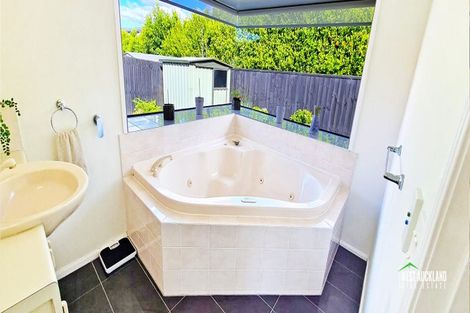 Photo of property in 19 Heversham Place, Glendene, Auckland, 0602