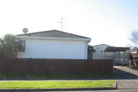 Photo of property in 2/19 Bernina Place, Weymouth, Auckland, 2103