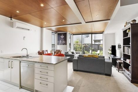 Photo of property in 3/3 Severn Street, Island Bay, Wellington, 6023