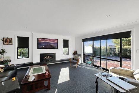 Photo of property in 2 Gibraltar Way, Fitzherbert, Palmerston North, 4410