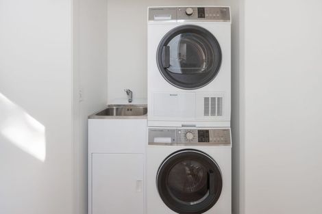 Photo of property in 129 Houghton Bay Road, Houghton Bay, Wellington, 6023