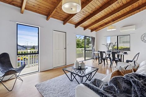 Photo of property in 2/48 Barbados Drive, Unsworth Heights, Auckland, 0632