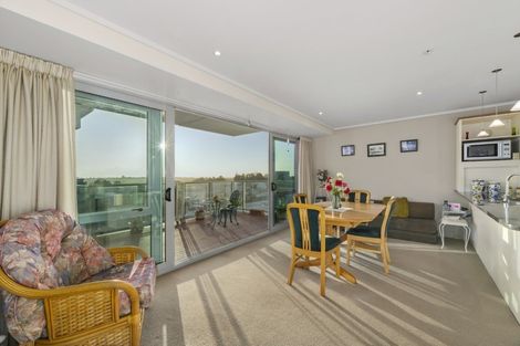 Photo of property in 12/72a Devonport Road, Tauranga, 3110