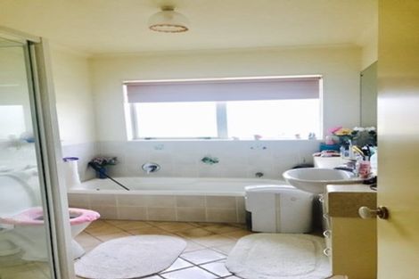 Photo of property in 15 Hillwell Drive, Henderson, Auckland, 0612