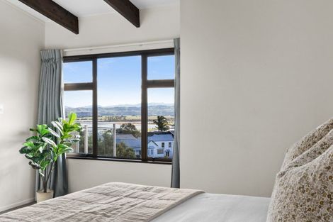 Photo of property in 21 Denholm Road, Hospital Hill, Napier, 4110