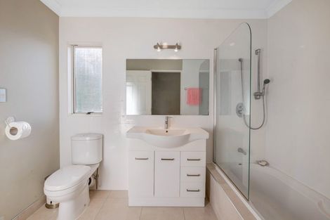 Photo of property in 31 Goldfinch Rise, Unsworth Heights, Auckland, 0632