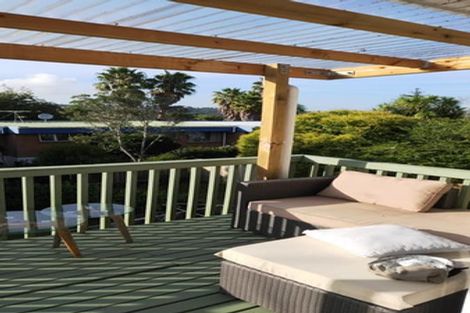Photo of property in 4 Easton Park Parade, Glenfield, Auckland, 0629