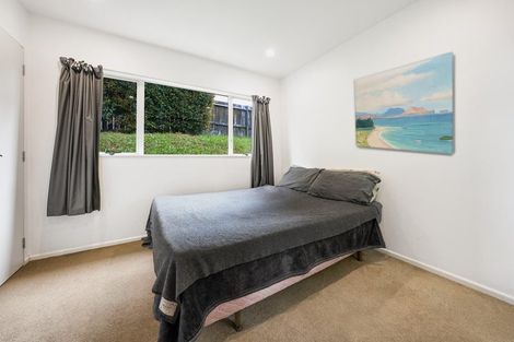 Photo of property in 1a Highgrove Lane, Totara Vale, Auckland, 0632