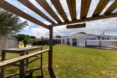 Photo of property in 11 Atua Street, Waikanae Beach, Waikanae, 5036