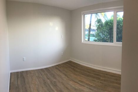 Photo of property in 11 Longcroft Terrace, Newlands, Wellington, 6037