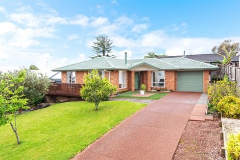 Photo of property in 17 Lasque Place, Glen Eden, Auckland, 0602