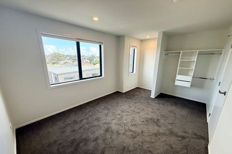 Photo of property in 3/506 Glenfield Road, Bayview, Auckland, 0629