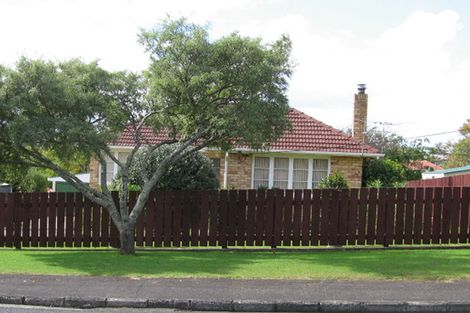 Photo of property in 20 Neil Avenue, Te Atatu Peninsula, Auckland, 0610