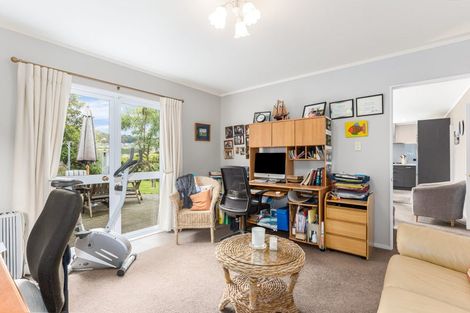 Photo of property in 21 Saunders Close, Whitby, Porirua, 5024