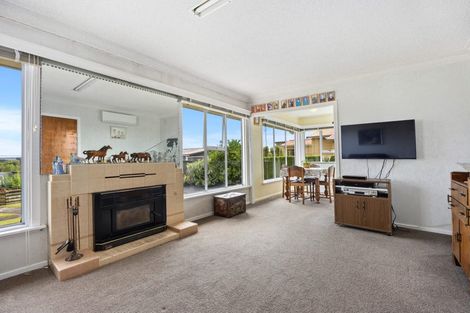 Photo of property in 38 Hobsonville Road, West Harbour, Auckland, 0618