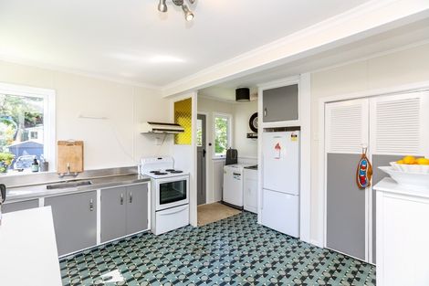Photo of property in 16 Awanui Street, Merrilands, New Plymouth, 4312