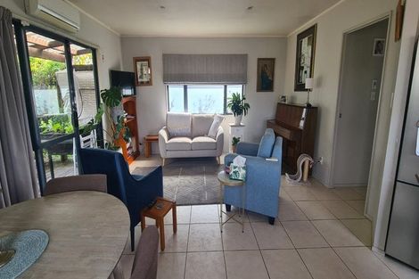 Photo of property in 4a Karamu Street, Te Atatu Peninsula, Auckland, 0610