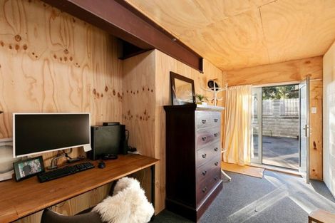 Photo of property in 19b Miles Crescent, Newlands, Wellington, 6037