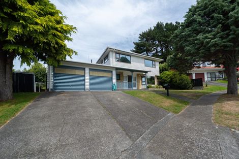 Photo of property in 28 Greyfriars Crescent, Tawa, Wellington, 5028