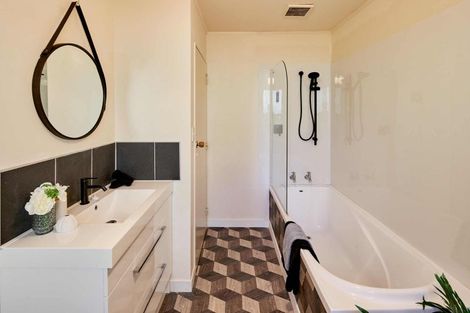 Photo of property in 72b Newlands Road, Newlands, Wellington, 6037