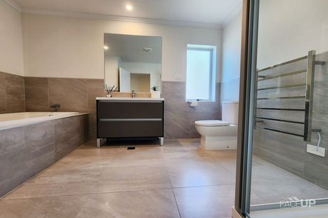 Photo of property in 2 Waimoana Close, Massey, Auckland, 0614