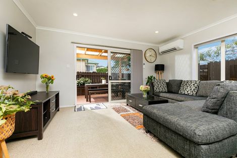 Photo of property in 8 Lucienne Drive, Ranui, Auckland, 0612