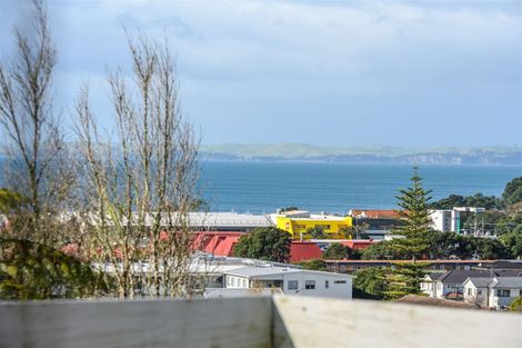 Photo of property in 1/37 Woodlands Crescent, Browns Bay, Auckland, 0630