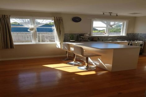 Photo of property in 15 Lyndfield Lane, Newlands, Wellington, 6037