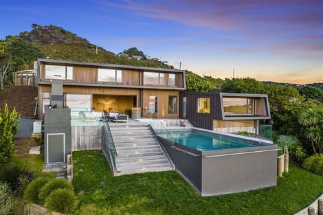 Photo of property in 81 Piha Road, Piha, 0772