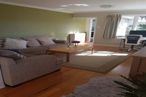 Photo of property in 15 Lyndfield Lane, Newlands, Wellington, 6037