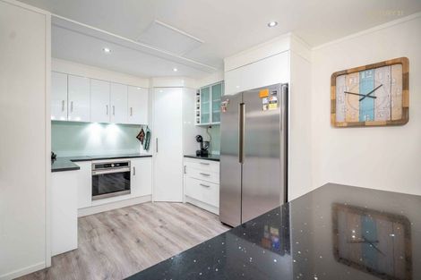 Photo of property in 5 Palmetto Place, Goodwood Heights, Auckland, 2105