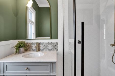 Photo of property in 10 Mangorei Road, Strandon, New Plymouth, 4312