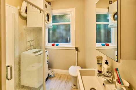 Photo of property in 122 Oriental Parade, Oriental Bay, Wellington, 6011