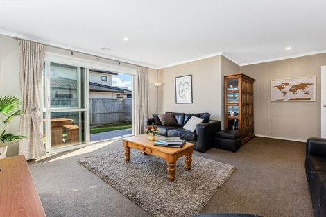Photo of property in 86 Queen Charlotte Drive, Aotea, Porirua, 5024