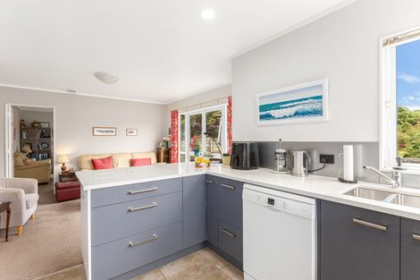 Photo of property in 21 Saunders Close, Whitby, Porirua, 5024