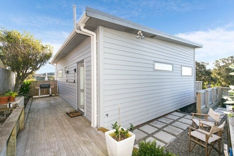 Photo of property in 19b Miles Crescent, Newlands, Wellington, 6037