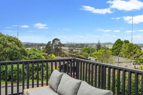 Photo of property in 1 Hartley Terrace, Massey, Auckland, 0614