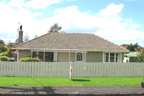 Photo of property in 1/18 Neil Avenue, Te Atatu Peninsula, Auckland, 0610