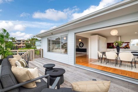 Photo of property in 14 Holdaway Avenue, Northcote, Auckland, 0627