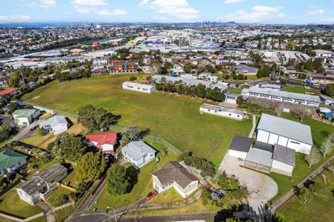 Photo of property in 32 Tawavale Crescent, Totara Vale, Auckland, 0629