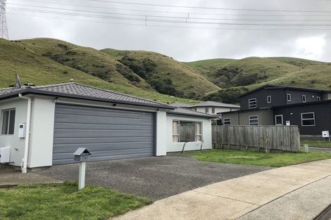 Photo of property in 5 Yarnbrook Grove, Churton Park, Wellington, 6037