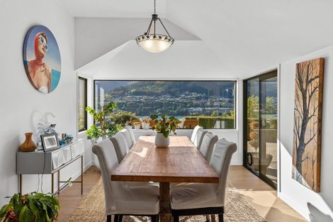 Photo of property in 8 Elizabeth Place, Kelvin Heights, Queenstown, 9300